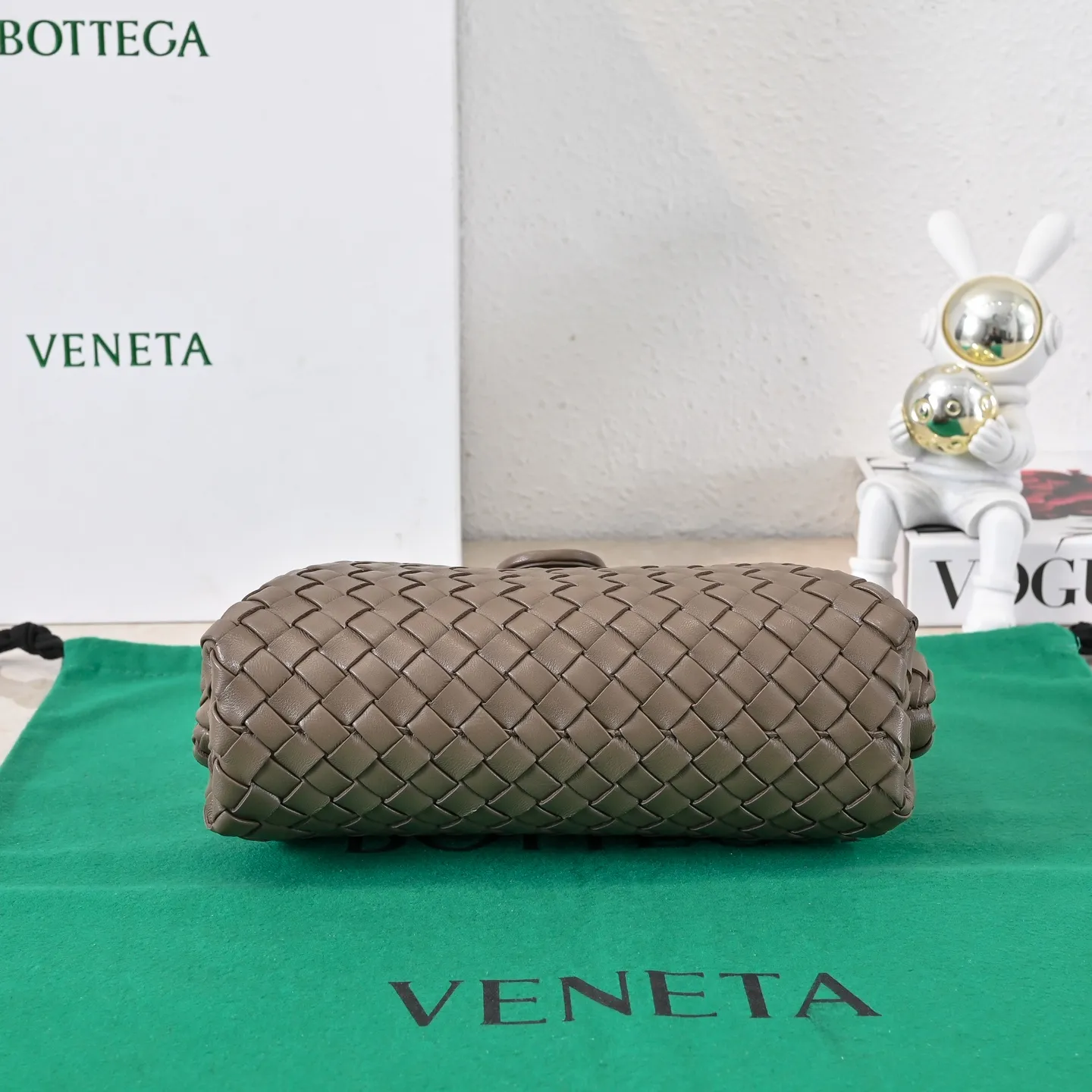 Batch 1880 BOTTEGA VENETA LAUREN 1980 small clutch bag is new! The small size that many people are squatting on is finally here. The self-adjustable zipper is a highlight of this bag. After being removed, it can be used as a handbag for important occasions. One bag unlocks two carrying methods at the same time. It is practical and has a unique sense of structure and beautiful lines. It is more elegant than a small cloud. It is a tribute to the classics and the pursuit of modernity. Style number: 4038 Size: 27*15*8cm